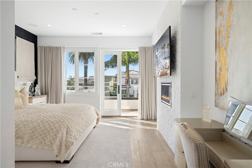 Corona del Mar North of PCH (CNHW) - Residential