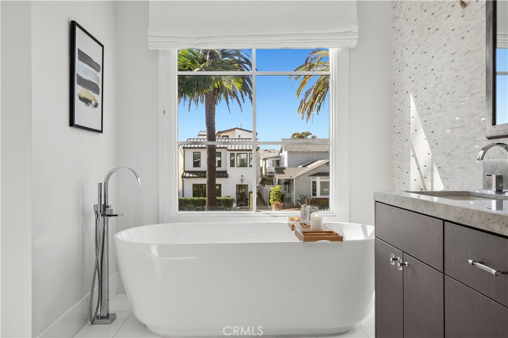 Corona del Mar North of PCH (CNHW) - Residential