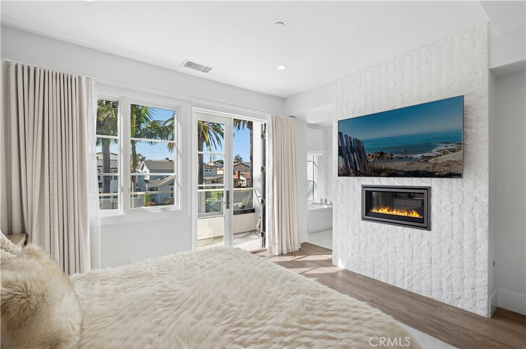 Corona del Mar North of PCH (CNHW) - Residential
