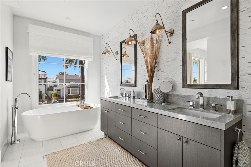 Corona del Mar North of PCH (CNHW) - Residential