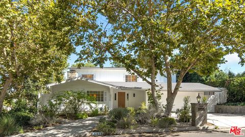 Photo of 5220 Melvin Avenue, Tarzana, CA 91356 (MLS # 25599121)