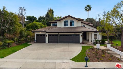 Photo of 18500 Saint Moritz Drive, Tarzana, CA 91356 (MLS # 26698895)