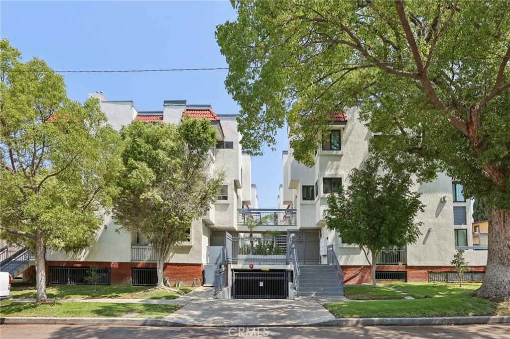 Welcome to this stunning, recently remodeled single-story condo, offering 2 spacious bedrooms and 1.75 bathrooms in a secure and well-maintained gated community. With a thoughtfully designed open floor plan and low HOA fees, this home combines comfort, style, and value.
Interior features open & bright layout. The open floor plan makes excellent use of space, offering seamless flow between the kitchen, dining, and living areas. Maple flooring throughout the main living areas for a warm and modern touch (installed in 2024). Updated kitchen comes with granite countertops, ample cabinetry, stainless steel appliances and fixtures—all designed with both function and style in mind. Primary suite features his and hers closets and a private en suite bathroom. Tankless water heater (replaced in 2021) for endless hot water. Dual-pane windows (replaced in 2023) for energy efficiency. Crown moulding and recessed lighting in every room. In-unit washer and dryer. Central A/C and heating. All kitchen appliances and in-unit washer & dryer are included in the sale—move-in ready!
Just one block from Starbucks and within easy walking distance to world-class shopping and dining at the Glendale Galleria and The Americana at Brand.
This is an exceptional opportunity to own a turnkey condo in one of Glendale’s unbeatable neighborhoods. Don’t miss it!