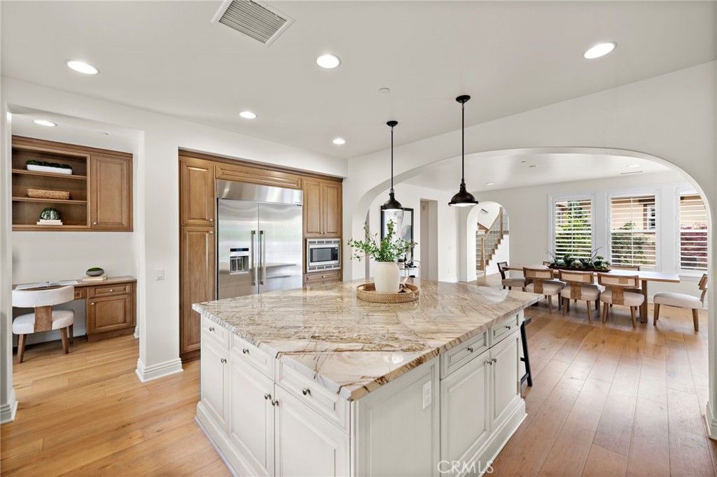listing image 130723460511305851003