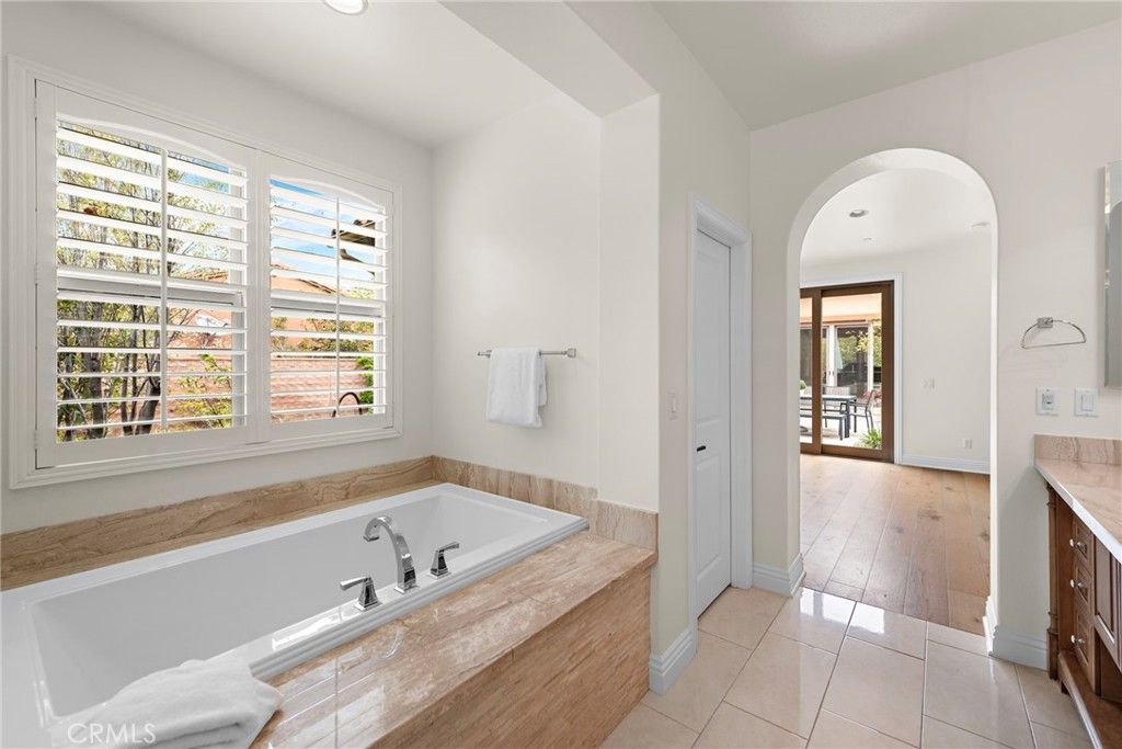 listing image 130721464065314562143