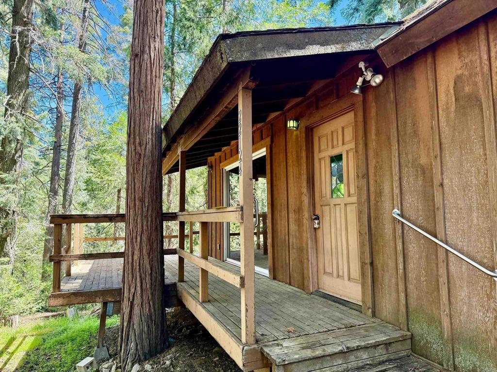 22124 Crestline Road
