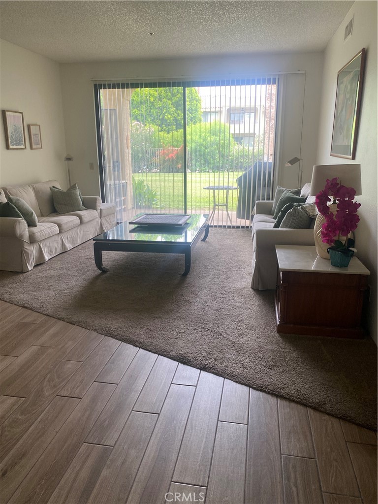 34023 Calle Mora