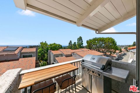 Photo of 28206 Rey De Copas Lane, Malibu, CA 90265 (MLS # 25591693)