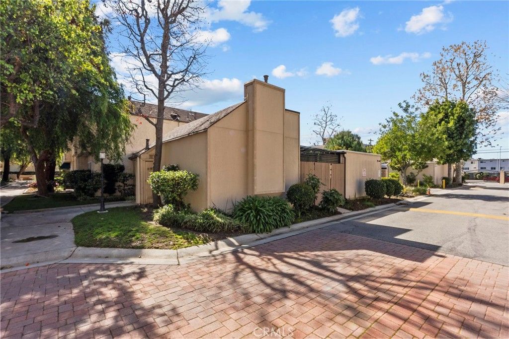 Photo of 5640 Etiwanda Avenue #1, Tarzana, CA 91356 (MLS # SR26040517)