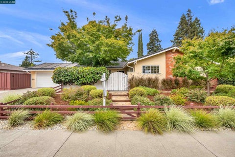 Photo of 2330 Gill Port Ln LN, Walnut Creek, CA 94598 (MLS # 41146879)