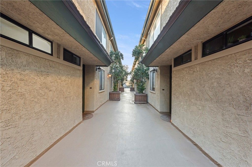 Photo of 5070 Kester Avenue, Sherman Oaks, CA 91403 (MLS # SR25254634)