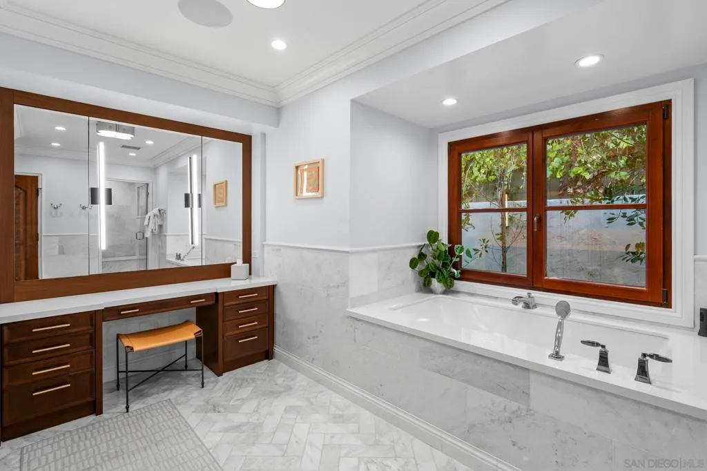 La Jolla, California 92037, United States, 5 Bedrooms Bedrooms, ,9 BathroomsBathrooms,Residential,Active,193749