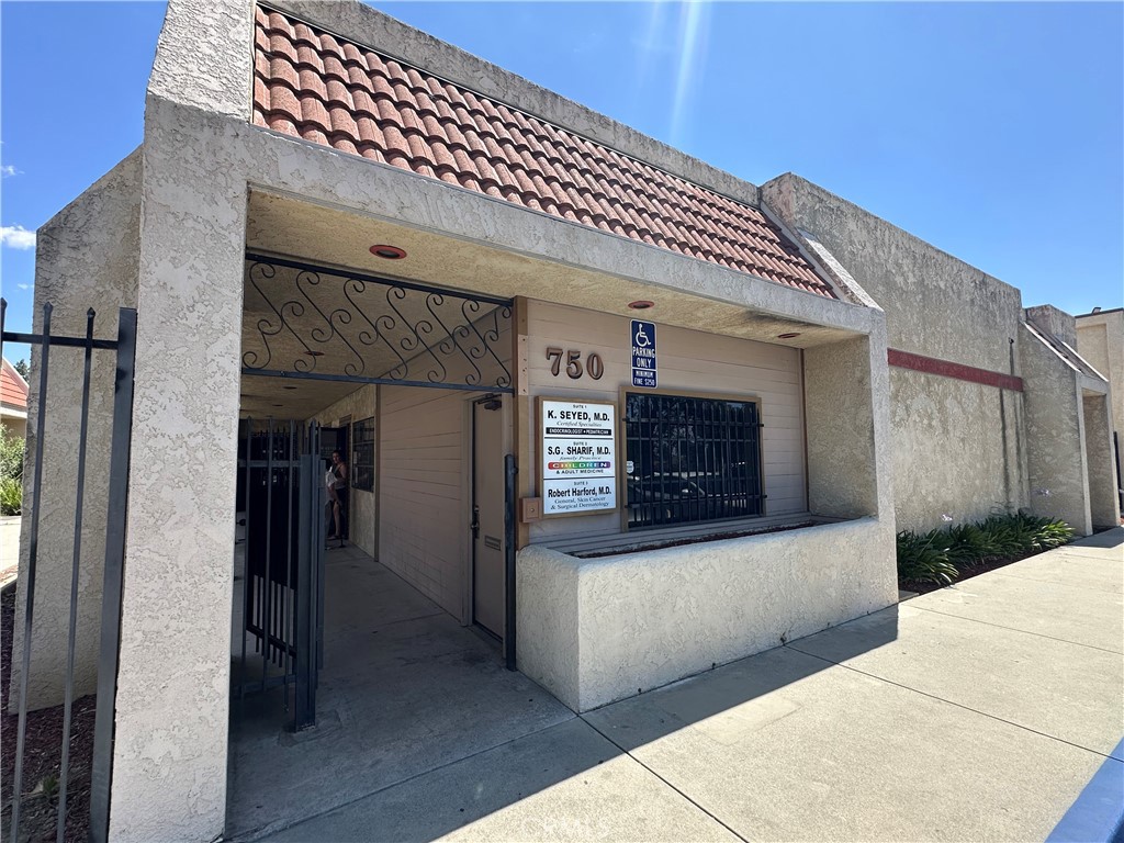 This is a stand-alone building with three medical suites. Suite 1 is 1339 Sq. ft, consisting of a nice-sized waiting room, reception area, file room, and kitchen. bathroom, janitor's closet, three examination rooms, and a doctor's office. The suite is clean and friendly. There is ample parking close by.
A great building that is convenient for clients.