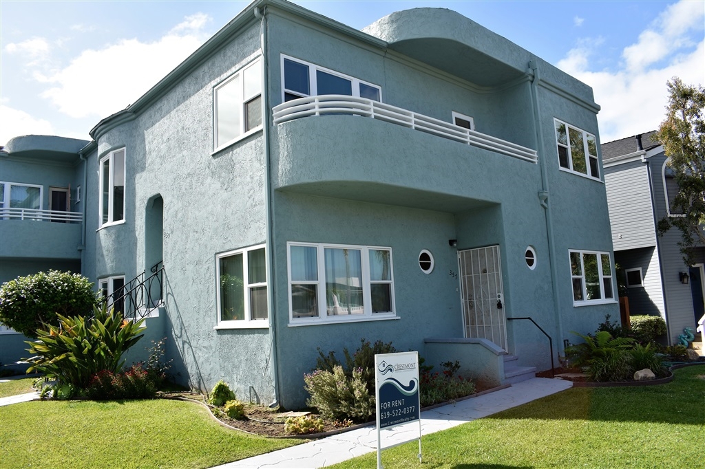 Beautifully renovated 2bed/1bath downstairs unit available now. The Art Deco exterior is just the beginning of its charm! This spacious unit boasts built in shelving, ample storage, a completely renovated kitchen and bath, new appliances, refinished hardwood floors. There is laundry onsite and the unit comes with a 1 car garage. Pet deposit: $250 Pet Rent: $50 per month Neighborhoods: Village