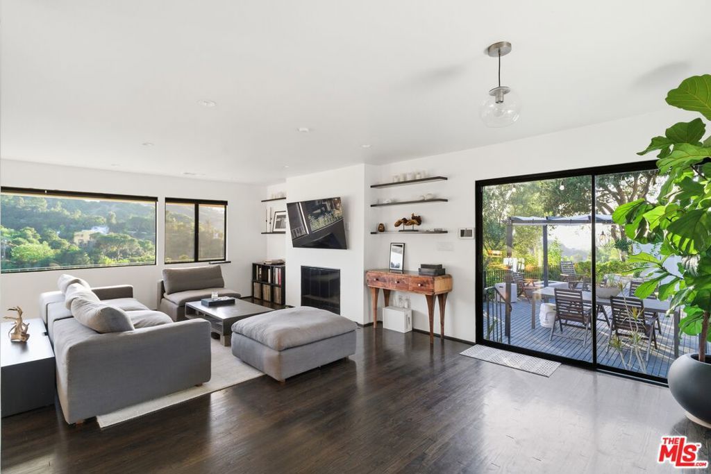 Photo of 3581 Avenida Del Sol, Studio City, CA 91604 (MLS # 26753021)