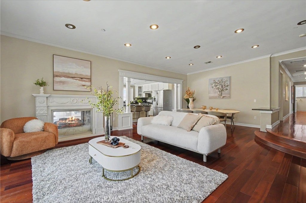 906 Summit Place
