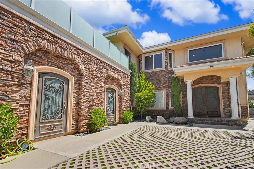 906 Summit Place
