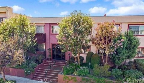 Photo of 5403 Newcastle #8, Encino, CA 91316 (MLS # SR26102969)