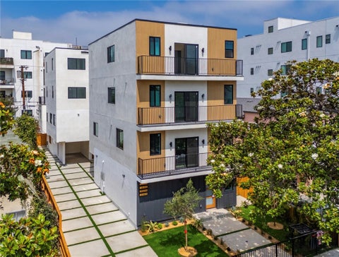 Photo of 1065 S Corning Street #C, Los Angeles, CA 90035 (MLS # BB26128188)