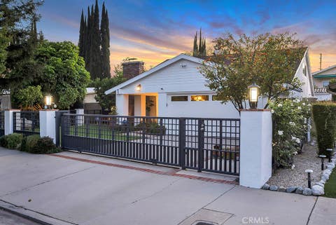 Photo of 6305 Crebs Ave, Tarzana, CA 91335 (MLS # SR26186934)