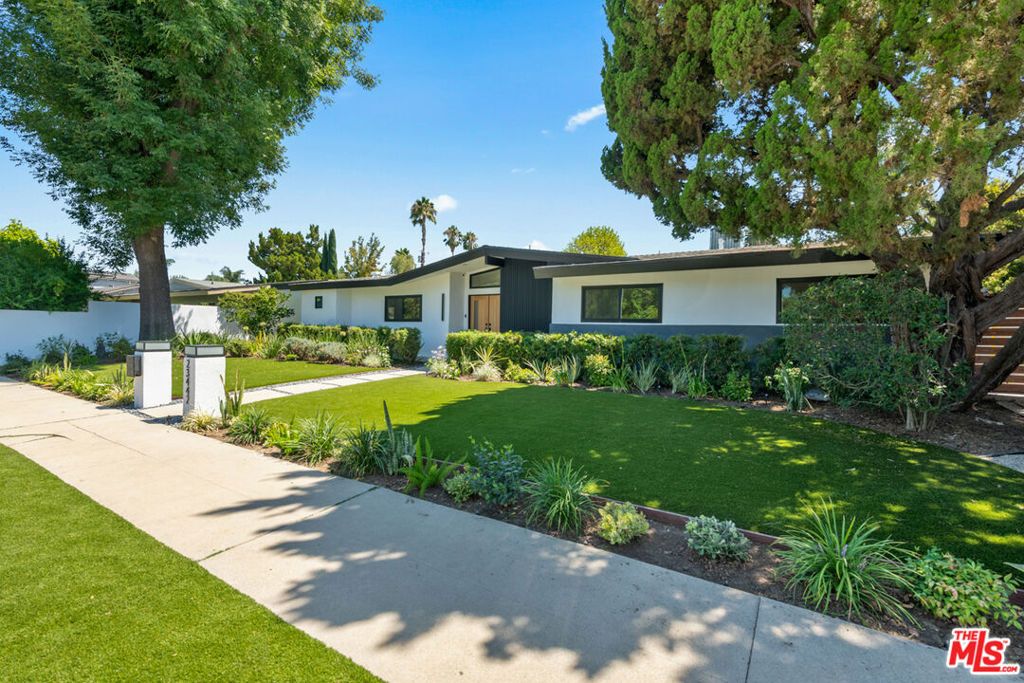 Photo of 23442 Burbank Boulevard, Woodland Hills, CA 91367 (MLS # 25581819)