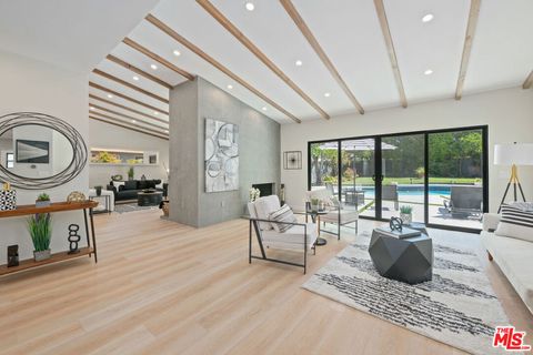 Photo of 23442 Burbank Boulevard, Woodland Hills, CA 91367 (MLS # 25581819)