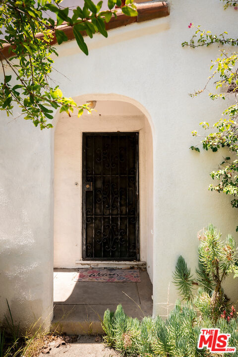 733 N Sierra Bonita Avenue