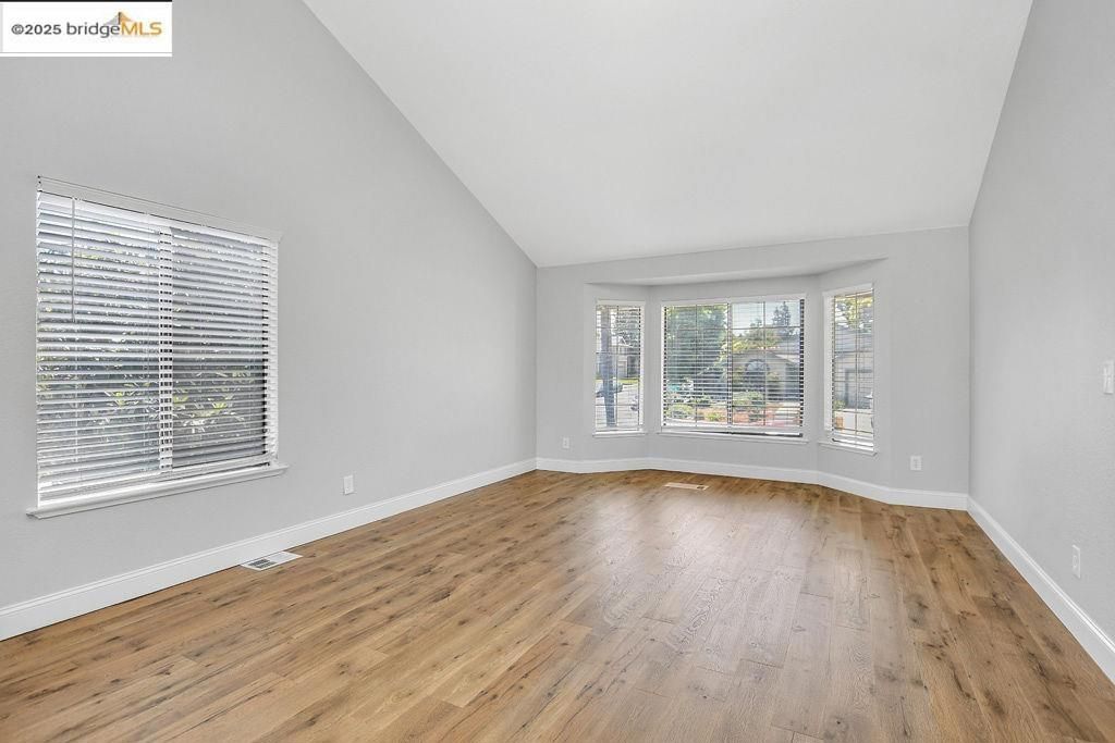 listing image 130729643202656719226
