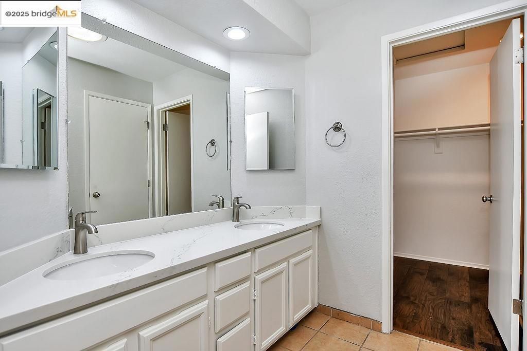 listing image 130729613220287593140