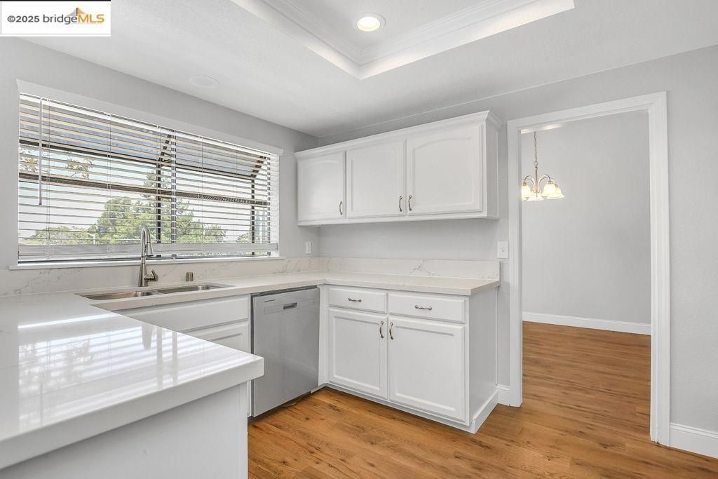 listing image 130723701383272985929