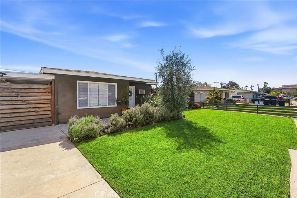 Photo of 179 N Donneybrooke St, Orange, CA 92868 (MLS # OC26063701)