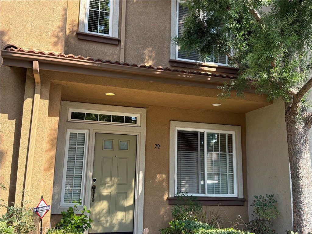 Tucked within the prestigious gated Sheridan Community of West Irvine, this beautifully 3-bed + 2.5-bath front unit townhome offers 1,574 sq ft of thoughtfully designed living space. This highly sought-after floor plan features a bright and spacious living room with abundant natural light, a cozy fireplace, and elegant French doors that open to a private backyard perfect for outdoor relaxation or entertaining guests.
The remodeled kitchen featuring a breakfast bar, ample cabinet space, and a built-in computer niche. Just off the kitchen, the formal dining area offers an inviting setting for family meals and special gatherings. Brand new carpet. All three bedrooms provide comfort and privacy. The primary suite includes an en-suite bathroom, while a full hallway bath serves the additional bedrooms. A downstairs powder room and inside laundry room enhance everyday convenience, with direct access to the attached two-car garage. Best of all, this home is just steps to the community pool, spa, playground, and park with BBQ areas—perfect for enjoying sunny California days. Located within the award-winning Orchard Hills and Beckman High School districts, and just minutes from the Tustin Marketplace, Orchard Hills Shopping Center, the 5 Freeway, and Toll Roads.