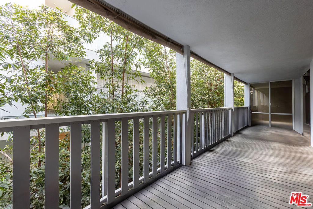 Photo of 848 N Kings Road #208, West Hollywood, CA 90069 (MLS # 25626941)