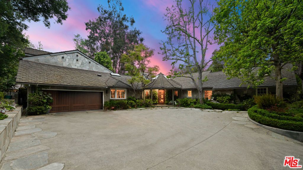 Photo of 2576 Benedict Canyon Drive, Beverly Hills, CA 90210 (MLS # 25534991)