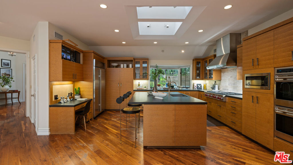 2576 Benedict Canyon Drive