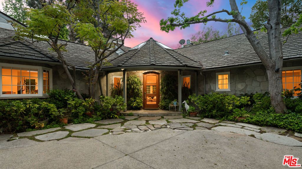 Photo of 2576 Benedict Canyon Drive, Beverly Hills, CA 90210 (MLS # 25534991)