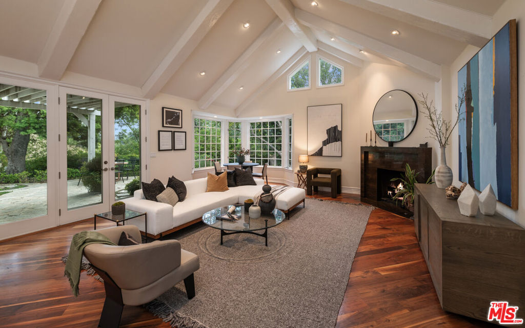 2576 Benedict Canyon Drive