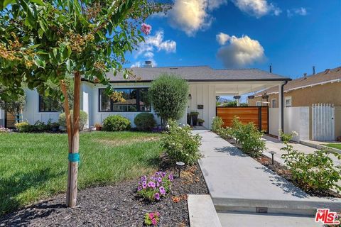 Photo of 830 N Reese Place, Burbank, CA 91506 (MLS # 25620291)