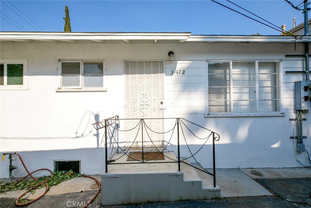 Nestled in the heart of a charming Glendale community, you'll find this cozy 1-bedroom, 1-bathroom apartment. This unit spans 650 square feet, offering a roomy living area adorned with hardwood flooring. The kitchen is spacious and comes with a stove and refrigerator. The bedroom, thoughtfully designed, provides just the perfect amount of space, with windows that allow an abundance of natural light to illuminate the room. Abundant street parking available. Laundramat is conveniently close by.