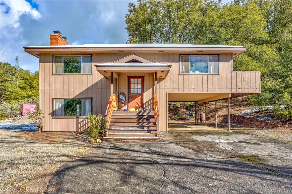 This is a 3 bedroom 2 bath house , 1608 sq.ft on 1 ac of land in Ponderosa Basin. Backs up to National Forest. No HOA's and has a water district.
It is on standard septic system and house is all electric with two fire places. Kitchen was remodled. House is in a cul-de- sac.