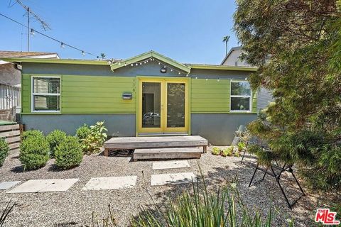 Photo of 908 Venezia Avenue, Venice, CA 90291 (MLS # 26658875)