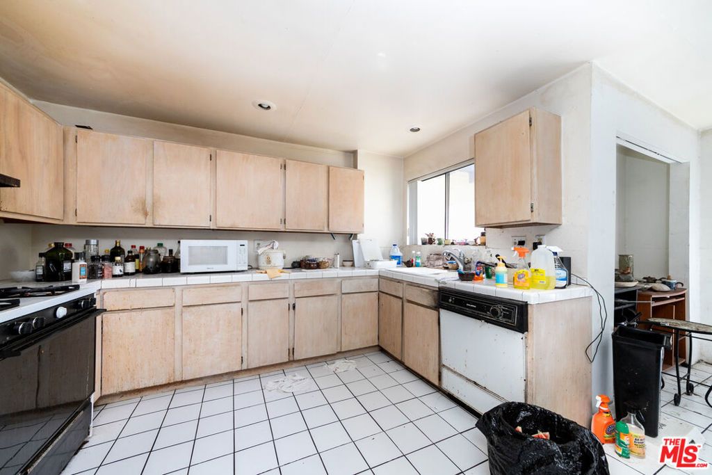 Photo of 11744 Exposition Boulevard, Los Angeles, CA 90064 (MLS # 25585081)