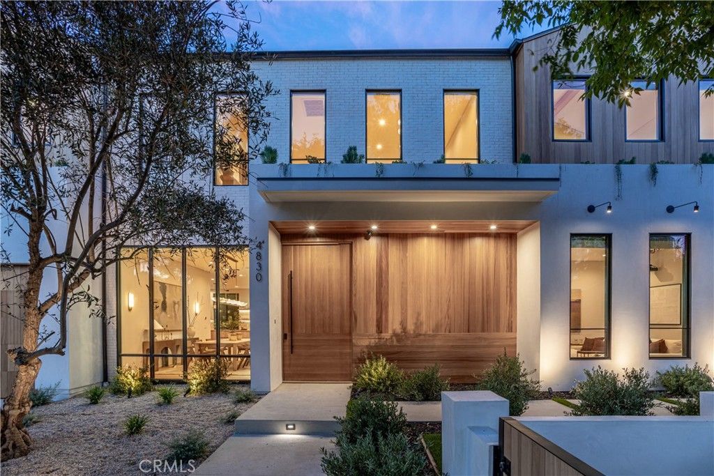 Photo of 4830 Valjean Avenue, Encino, CA 91436 (MLS # SR25240924)