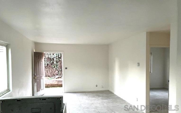 Lakeside apartment on Lindo Lane Completely Renovated Charming 2 Bedroom 1 Bathroom upstairs unit with a private yard. Great Location and access to shopping, schools, etc. A must see 2 bedroom downstairs single story / single level unit.