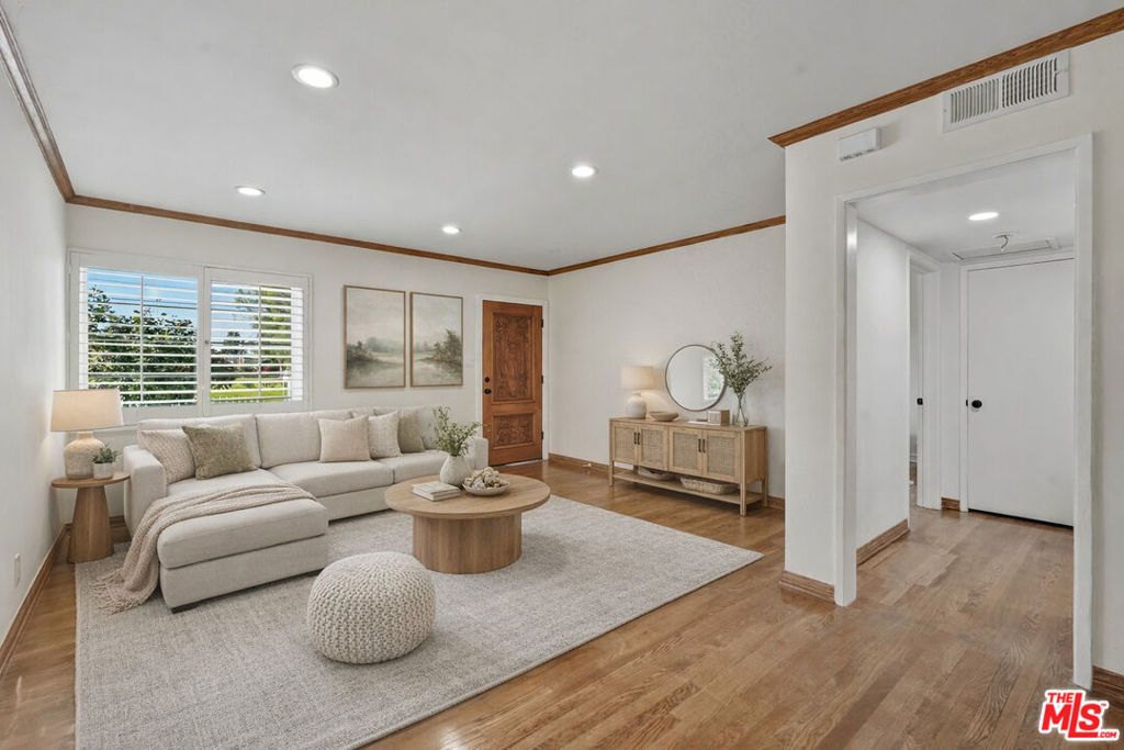 Photo of 5822 Lindley Avenue, Encino, CA 91316 (MLS # 26644989)