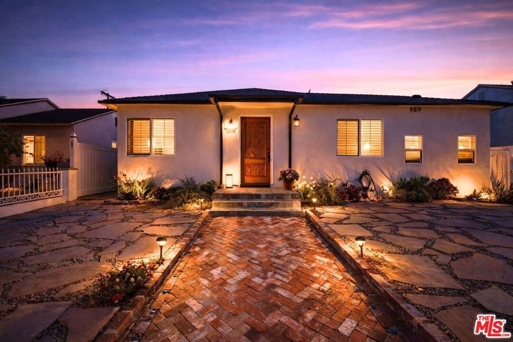 Photo of 5822 Lindley Avenue, Encino, CA 91316 (MLS # 26644989)