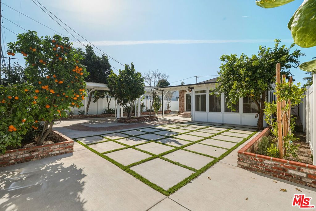 Photo of 5822 Lindley Avenue, Encino, CA 91316 (MLS # 26644989)