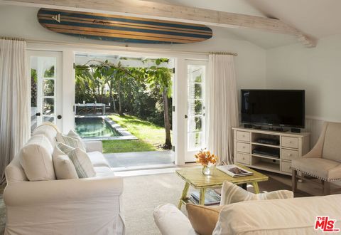 Photo of 51 27th Avenue, Venice, CA 90291 (MLS # 25589999) Photo of 51 27th Avenue, Venice, CA 90291 (MLS # 25589999)