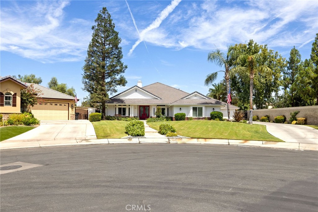 Golf course views, cul-de-sac charm, and gorgeous appeal inside and out, this 4BD/3BA home at The Islands offers a premium 19,000+sq ft lot where fairways are your backdrop and a small, connected community is your everyday delight. Step into a light-filled tri-wing design, each with a bath,
creating comfort and privacy for all, plus a big game/bonus room. Enjoy two fireplaces, an expansive granite kitchen with pantry, and a side-load 3-car garage. Outdoors, a sparkling gated pool, spacious patio, and play area are perfectly framed by sweeping golf course views. Casually elegant and highly functional this home truly has it all, book your appointment today!