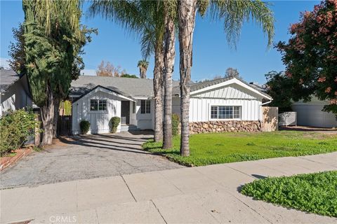 Photo of 22727 Collins Street, Woodland Hills, CA 91367 (MLS # SR26108601)